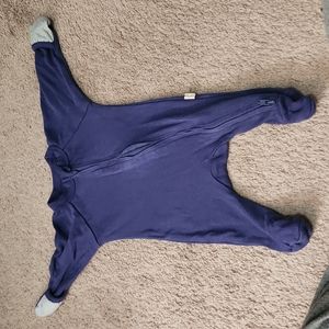 Goumi kids newborn 5 to 8lbs footie color is midnight barely worn